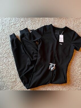 BNWT FIGS Black Women's Utility Scrub Jumpsuit with Drawstring Waist Size Small